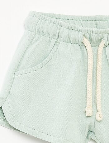 Pantalón corto liso con bolsillos
