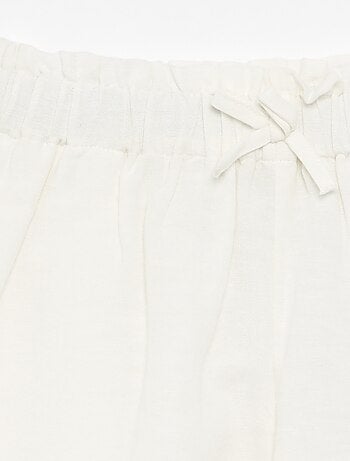 Pantalón corto liso con lazo de fantasía