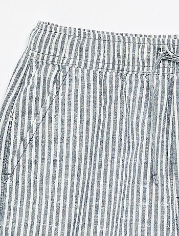 Pantalón corto rayado ligero de lino mezclado
