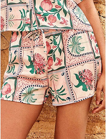 Pantalón corto short con estampado floral en tejido de satén