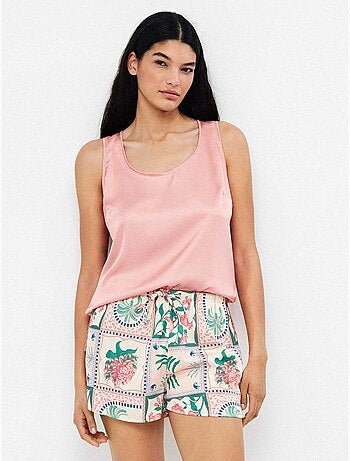Pantalón corto short con estampado floral en tejido de satén