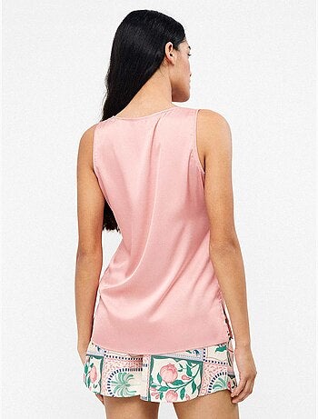 Pantalón corto short con estampado floral en tejido de satén