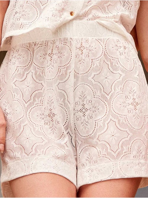 Pantalón corto short en tejido de encaje elástico - Kiabi Pantalón corto short en tejido de encaje elástico - Kiabi