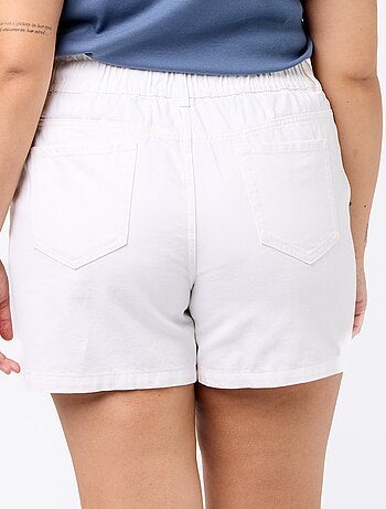 Pantalón corto vaquero con bolsillos