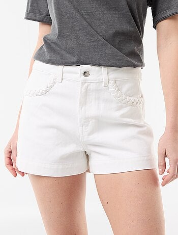 Pantalón corto vaquero con bolsillos trenzados