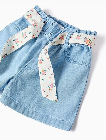 Pantalón corto vaquero con cinturón floral