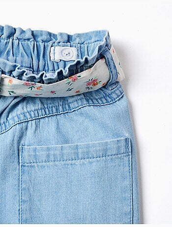 Pantalón corto vaquero con cinturón floral