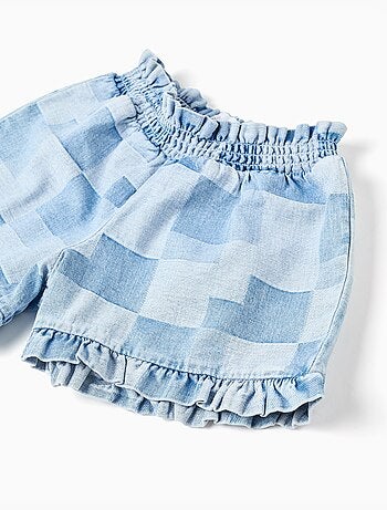 Pantalón corto vaquero con estampado de cuadros y volantes