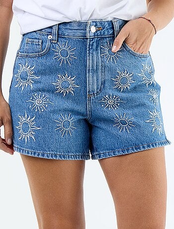 Pantalón corto vaquero con motivos bordados