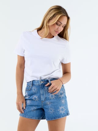 Pantalón corto vaquero con motivos bordados