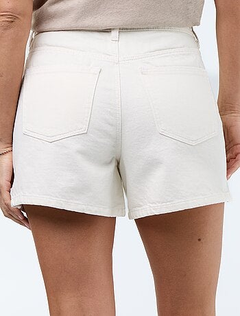 Pantalón corto vaquero con motivos bordados