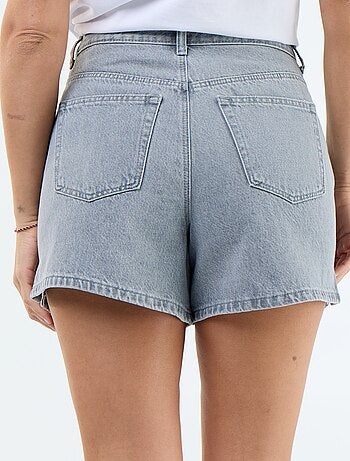 Pantalón corto vaquero con motivos bordados