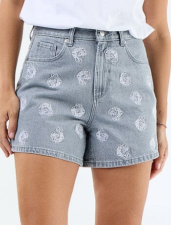 Pantalón corto vaquero con motivos bordados