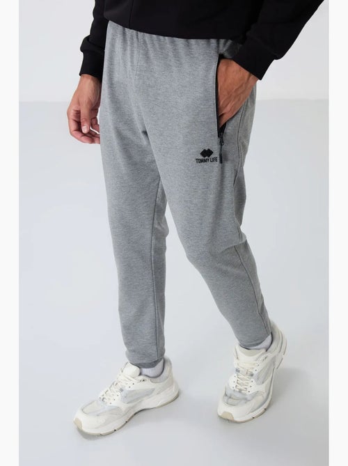 Pantalón de chándal jogger de hombre con bolsillo con cremallera tommy - Kiabi Pantalón de chándal jogger de hombre con bolsillo con cremallera tommy - Kiabi