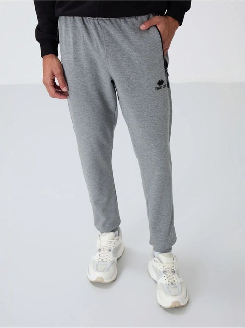 Pantalón de chándal jogger de hombre con bolsillo con cremallera tommy - Kiabi Pantalón de chándal jogger de hombre con bolsillo con cremallera tommy - Kiabi