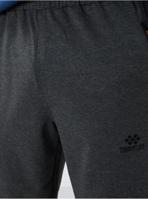 Pantalón de chándal jogger de hombre con bolsillo con cremallera tommy - Kiabi Pantalón de chándal jogger de hombre con bolsillo con cremallera tommy - Kiabi