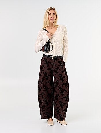 Pantalón de corte barrel con flocado