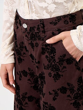Pantalón de corte barrel con flocado