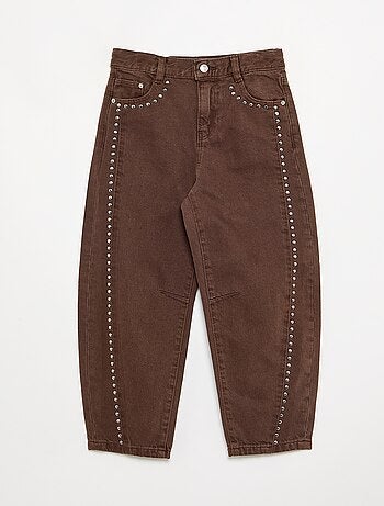 Pantalón de corte barrel con tachuelas