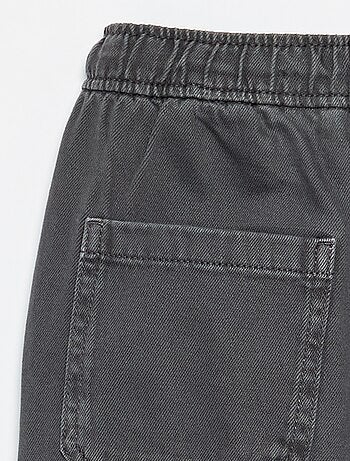 Pantalón de corte relajado con cintura elástica