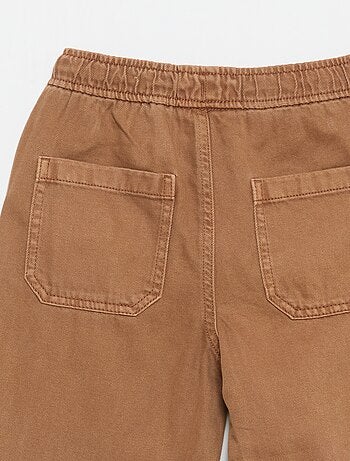 Pantalón de corte relajado con cintura elástica