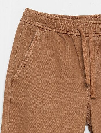 Pantalón de corte relajado con cintura elástica