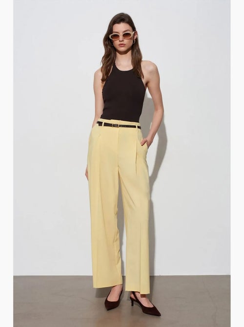 Pantalón de crepé de pernera ancha con cinturón para mujer dilvin - Kiabi Pantalón de crepé de pernera ancha con cinturón para mujer dilvin - Kiabi