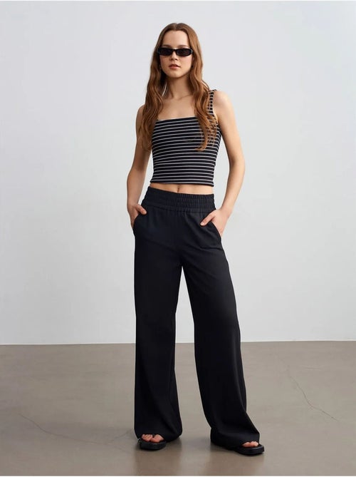 Pantalón de crepé de pernera ancha para mujer - Kiabi Pantalón de crepé de pernera ancha para mujer - Kiabi