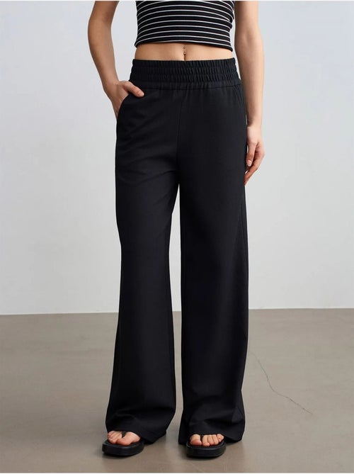 Pantalón de crepé de pernera ancha para mujer - Kiabi Pantalón de crepé de pernera ancha para mujer - Kiabi