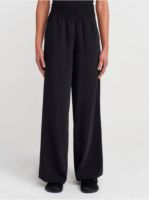 Pantalón de crepé de pernera ancha para mujer - Kiabi Pantalón de crepé de pernera ancha para mujer - Kiabi