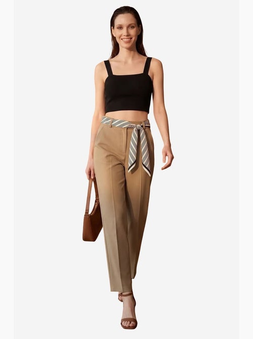 Pantalón de crepé de pierna recta y tiro alto con cinturón my fashion - Kiabi Pantalón de crepé de pierna recta y tiro alto con cinturón my fashion - Kiabi