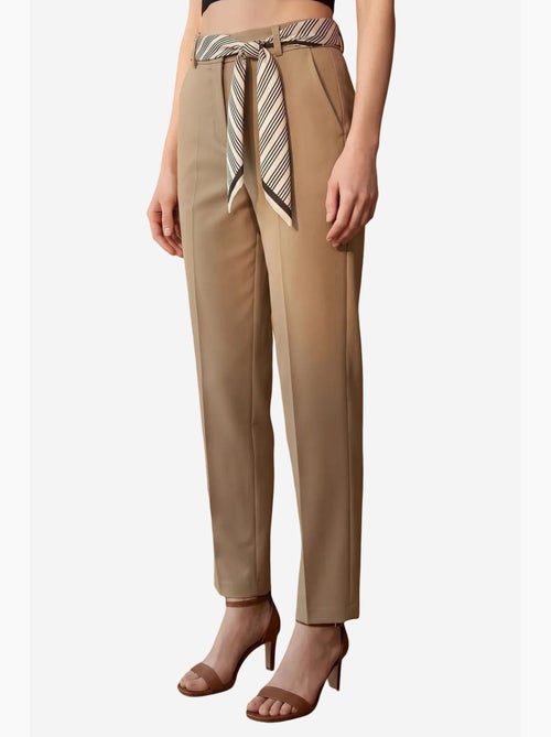 Pantalón de crepé de pierna recta y tiro alto con cinturón my fashion - Kiabi Pantalón de crepé de pierna recta y tiro alto con cinturón my fashion - Kiabi