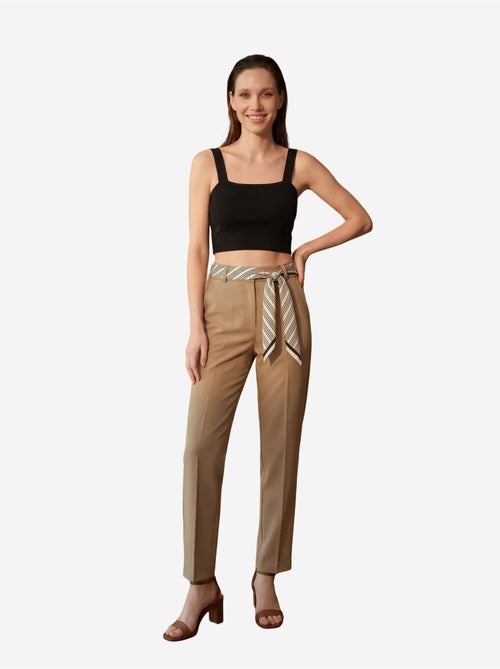 Pantalón de crepé de pierna recta y tiro alto con cinturón my fashion - Kiabi Pantalón de crepé de pierna recta y tiro alto con cinturón my fashion - Kiabi