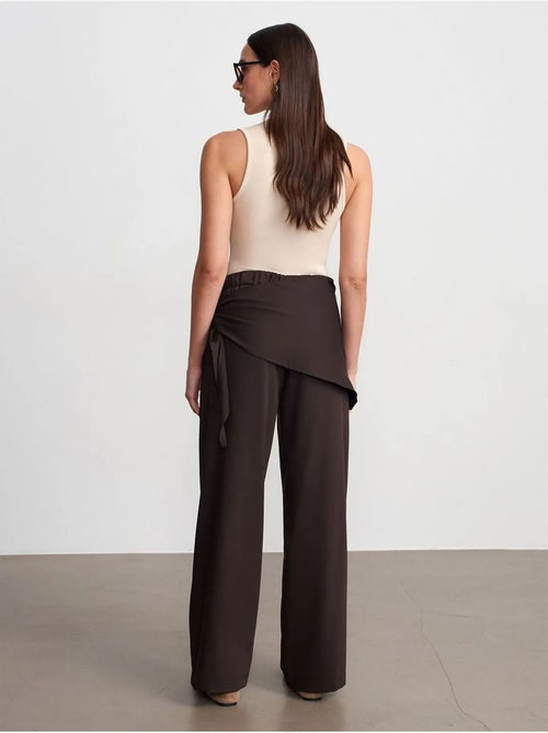 Pantalón de crepé de tiro alto y pernera ancha dilvin - Kiabi Pantalón de crepé de tiro alto y pernera ancha dilvin - Kiabi