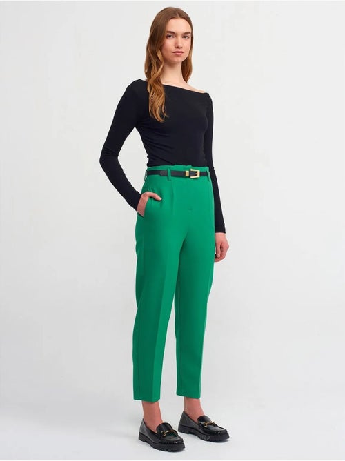 Pantalón de crepé de tiro alto y pernera recta con cinturón - Kiabi Pantalón de crepé de tiro alto y pernera recta con cinturón - Kiabi