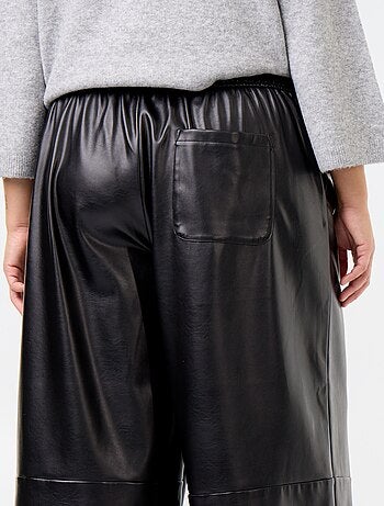 Pantalón de efecto piel