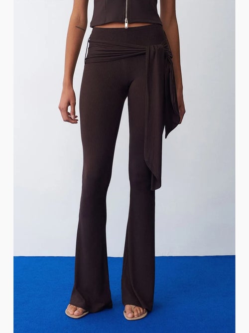 Pantalón de jersey acampanado de tiro alto con detalle de lazada dilvin - Kiabi Pantalón de jersey acampanado de tiro alto con detalle de lazada dilvin - Kiabi
