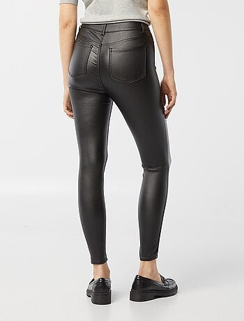 Pantalón de material sintético
