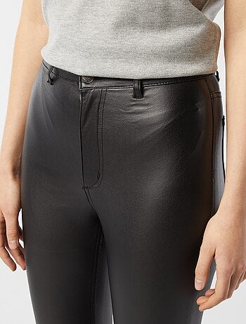 Pantalón de material sintético