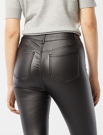 Pantalón de material sintético