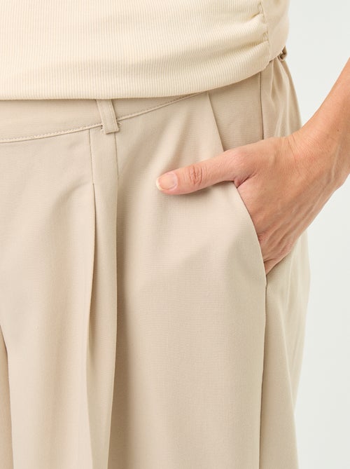 Pantalón de maternidad con pinzas - Kiabi Pantalón de maternidad con pinzas - Kiabi