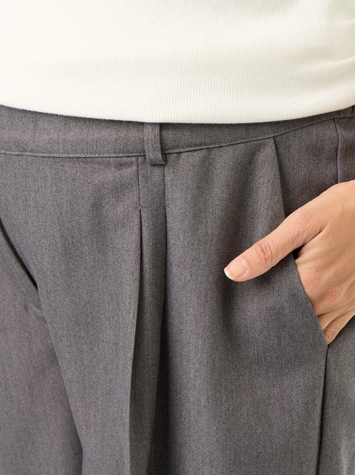 Pantalón de maternidad con pinzas - Kiabi Pantalón de maternidad con pinzas - Kiabi