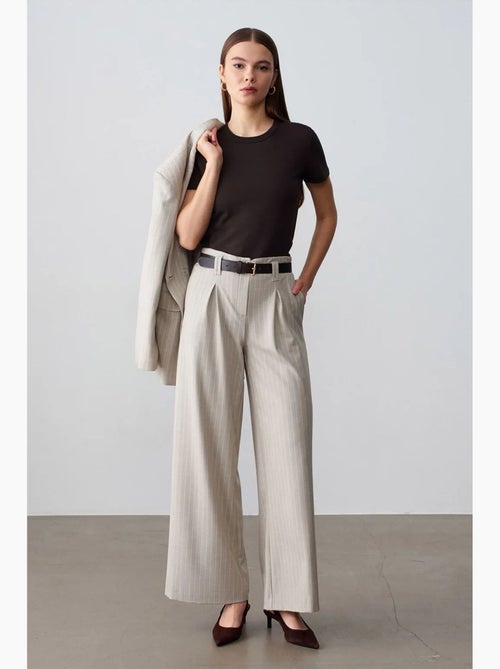 Pantalón de pernera ancha a rayas con pinzas dilvin - Kiabi Pantalón de pernera ancha a rayas con pinzas dilvin - Kiabi