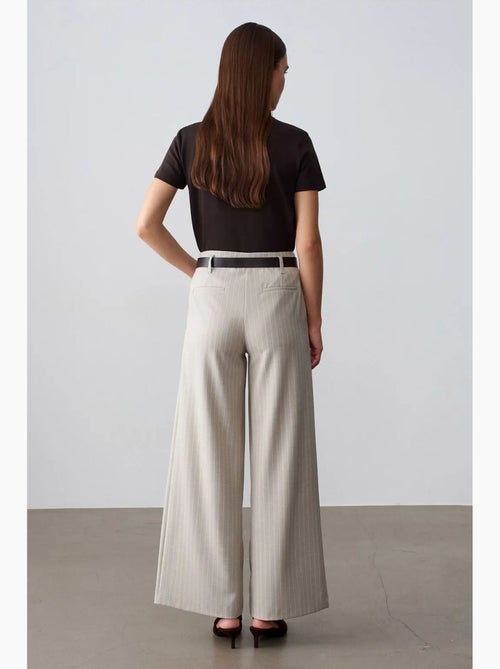 Pantalón de pernera ancha a rayas con pinzas dilvin - Kiabi Pantalón de pernera ancha a rayas con pinzas dilvin - Kiabi