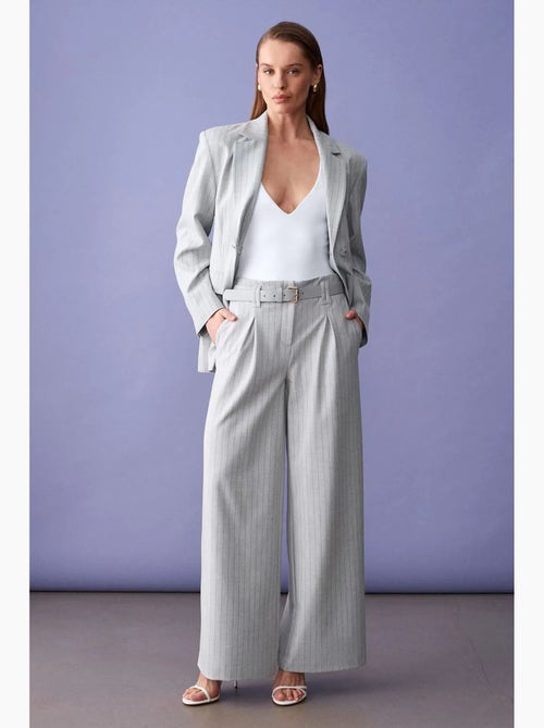 Pantalón de pernera ancha a rayas con pinzas dilvin - Kiabi Pantalón de pernera ancha a rayas con pinzas dilvin - Kiabi