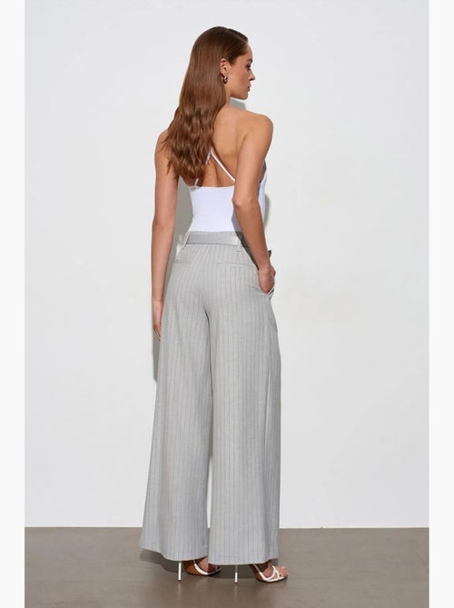 Pantalón de pernera ancha a rayas con pinzas dilvin - Kiabi Pantalón de pernera ancha a rayas con pinzas dilvin - Kiabi