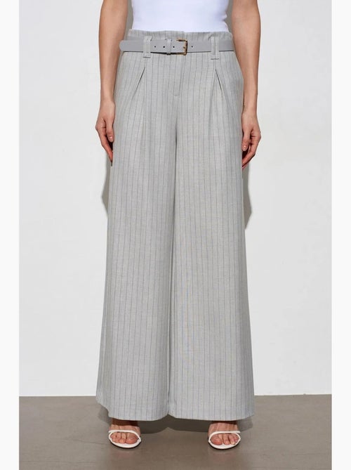 Pantalón de pernera ancha a rayas con pinzas dilvin - Kiabi Pantalón de pernera ancha a rayas con pinzas dilvin - Kiabi