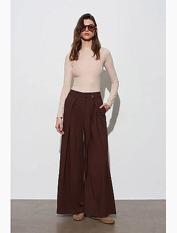 Pantalón de pernera ancha con pinzas dilvin