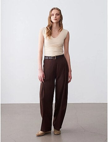 Pantalón de pernera ancha con pliegues