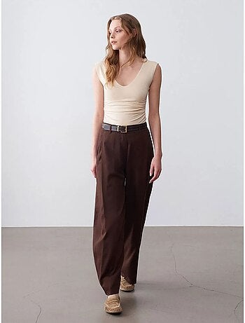 Pantalón de pernera ancha con pliegues